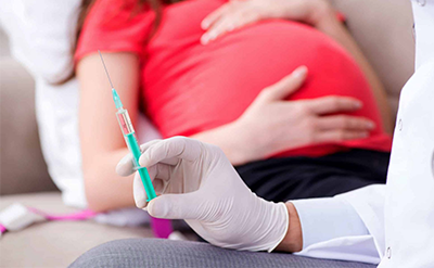 В Минздраве РФ оценили безопасность вакцинации для беременных женщин